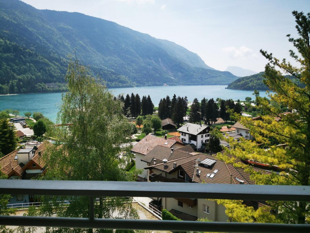 Camera Tripla con Vista Lago